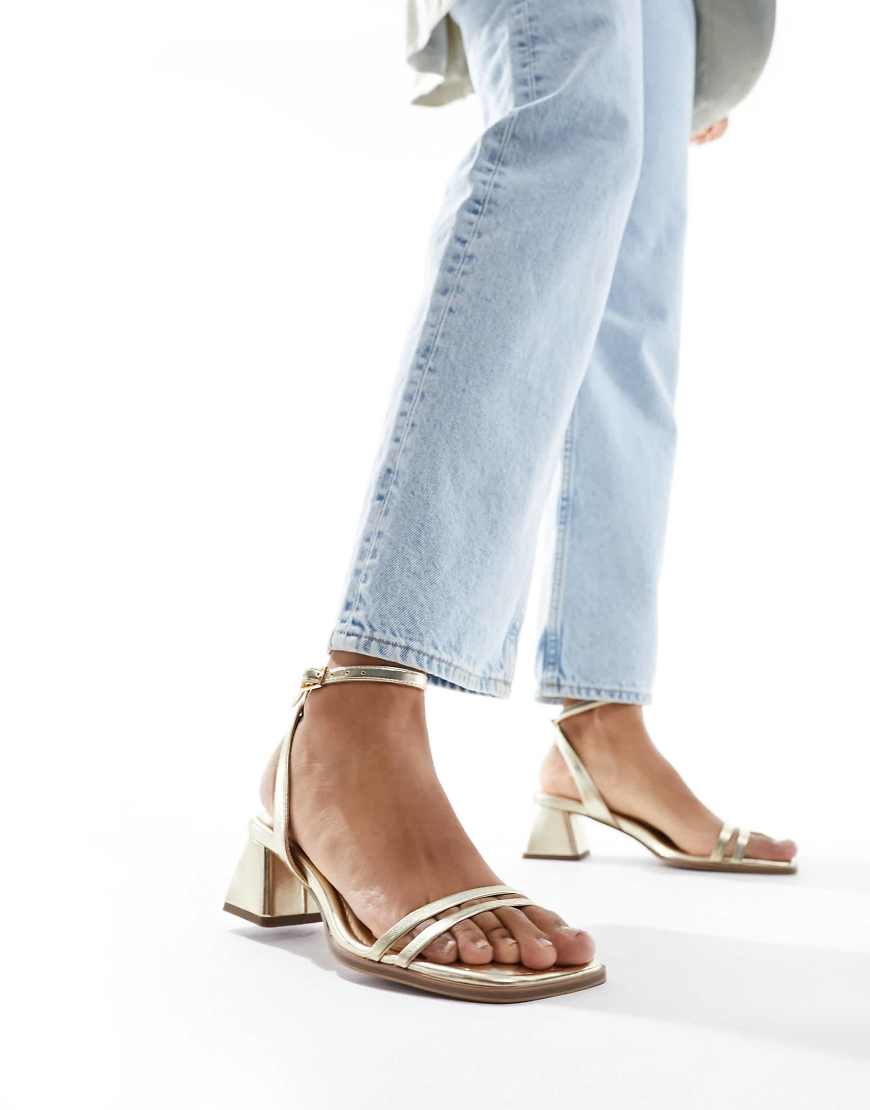 ASOS DESIGN - Honeydew - Sandalen in Gold mit mittelhohem Blockabsatz-Goldfarben von ASOS DESIGN