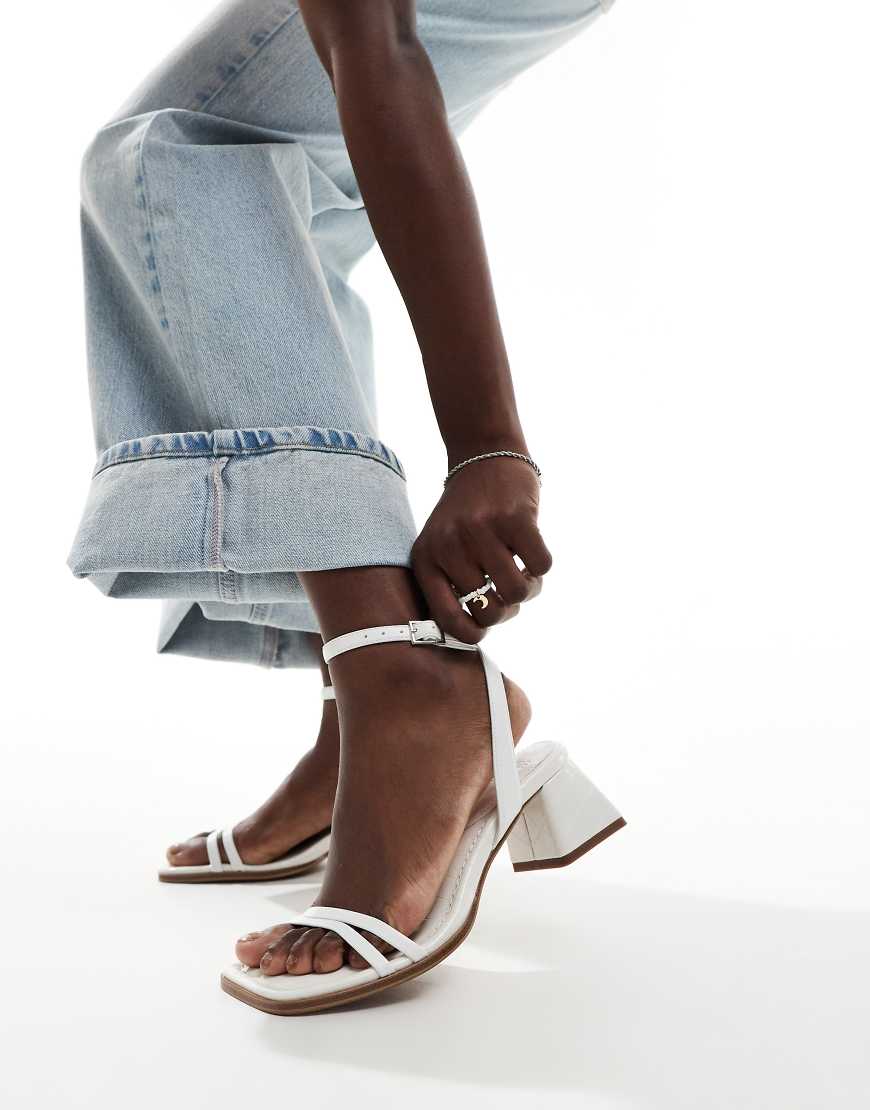 ASOS DESIGN - Honeydew - Sandaletten in Weiß mit mittelhohem Blockabsatz ASOS DESIGN - Honeydew - Sandaletten in Weiß mit mittelhohem Blockabsatz von ASOS DESIGN