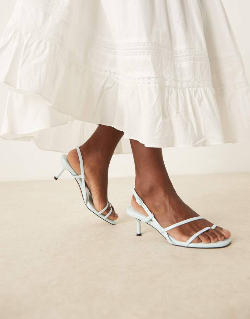 ASOS DESIGN - Hopscotch - Minimalistische Sandaletten in Hellblau mit Pfennigabsatz von ASOS DESIGN