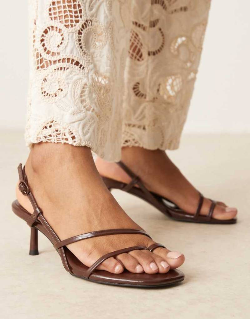 ASOS DESIGN - Hopscotch - Minimalistische Sandaletten in Schokobraun mit Kitten-Absatz von ASOS DESIGN