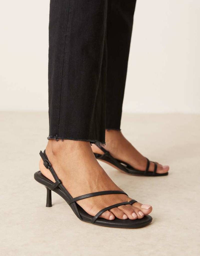 ASOS DESIGN - Hopscotch - Minimalistische Sandaletten in Schwarz mit Kitten-Absatz von ASOS DESIGN