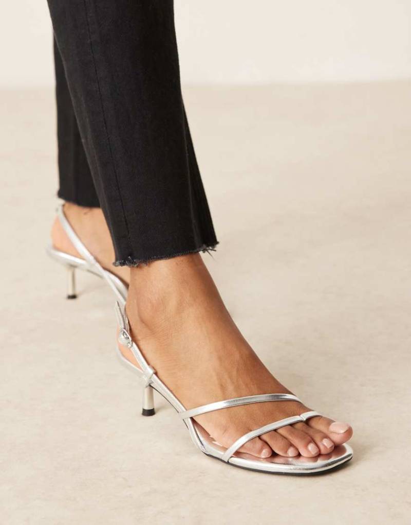 ASOS DESIGN - Hopscotch - Minimalistische Sandaletten in Silber mit Kitten-Absatz von ASOS DESIGN