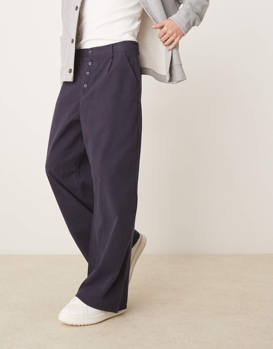 ASOS DESIGN - Horseshoe-Hose aus Twill in Marineblau mit Bundfalten ASOS DESIGN - Horseshoe-Hose aus Twill in Marineblau mit Bundfalten von ASOS DESIGN