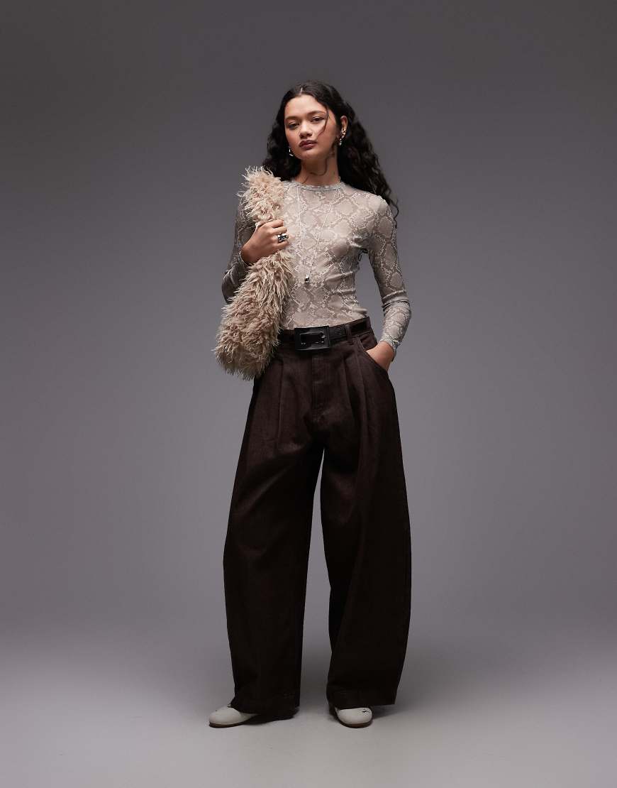 ASOS DESIGN - Horseshoe-Jeans in Dunkelbraun mit Oversize-Passform-Brown von ASOS DESIGN