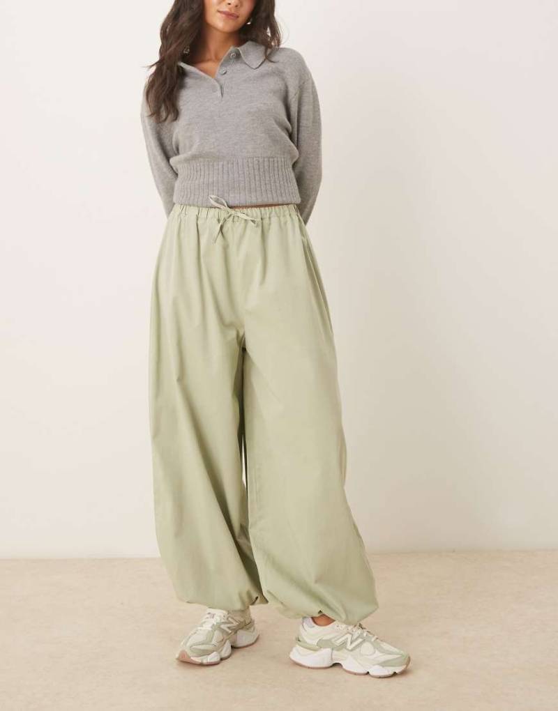 ASOS DESIGN - Hose aus Baumwolle in Salbeigrün mit Ballonsaum von ASOS DESIGN