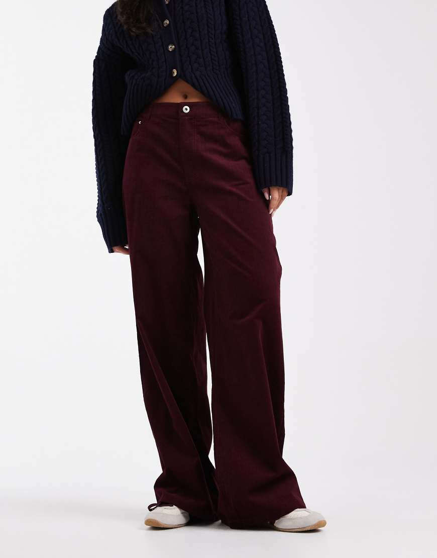 ASOS DESIGN - Hose aus Cord in Burgunderrot mit Nadelstreifen und weitem Bein von ASOS DESIGN