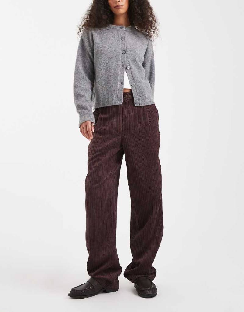 ASOS DESIGN - Hose aus Cord in Pflaume mit schmalem Schnitt-Lila von ASOS DESIGN