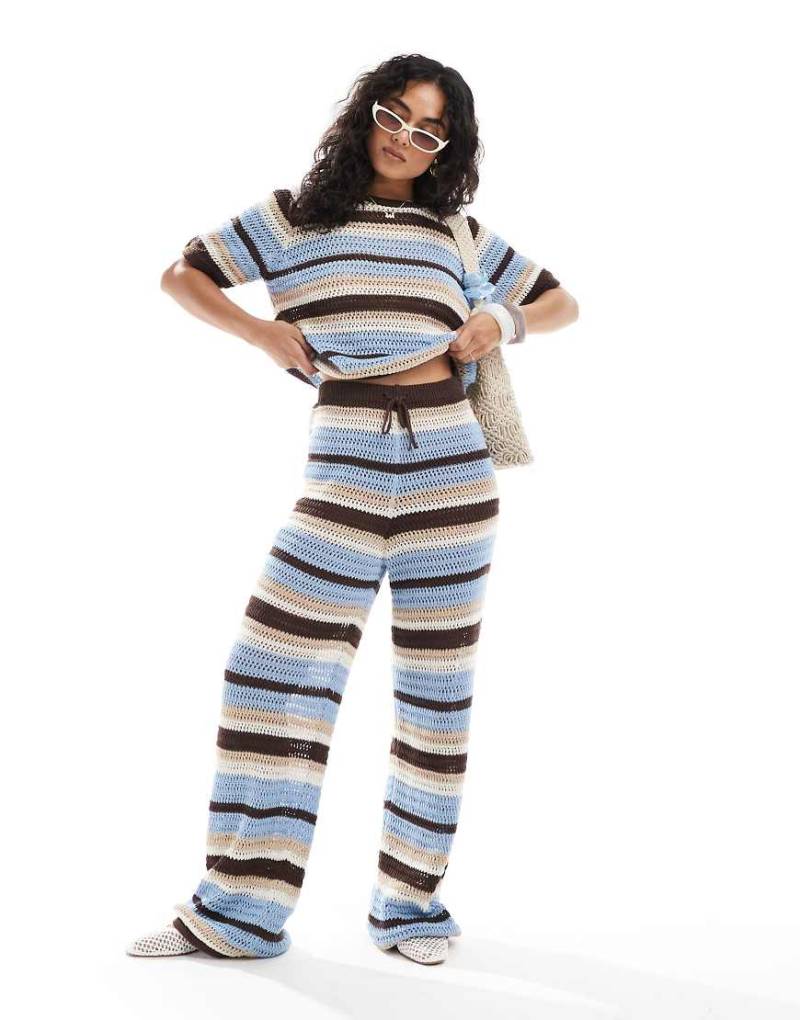 ASOS DESIGN - Hose aus Häkelstrick mit Streifen in Blau und Braun und weitem Bein, Kombiteil-Bunt von ASOS DESIGN