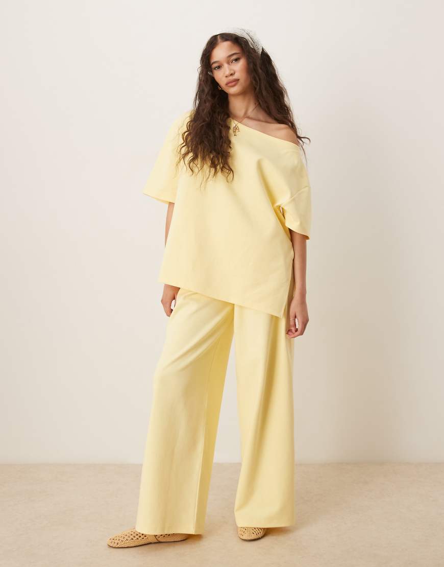 ASOS DESIGN - Hose aus Interlock-Stoff in Gelb mit weitem Bein von ASOS DESIGN