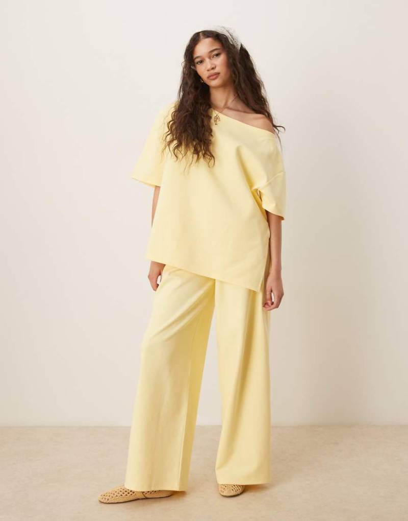 ASOS DESIGN - Hose aus Interlock-Stoff in Gelb mit weitem Bein von ASOS DESIGN