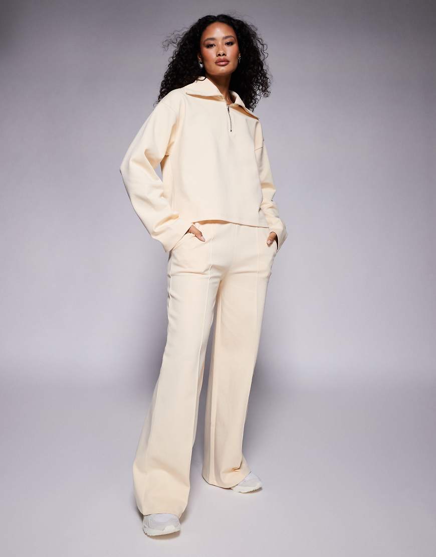 ASOS DESIGN - Hose aus Interlock in Buttermilchgelb mit weitem Bein und Biesen, Kombiteil ASOS DESIGN - Hose aus Interlock in Buttermilchgelb mit weitem Bein und Biesen, Kombiteil von ASOS DESIGN