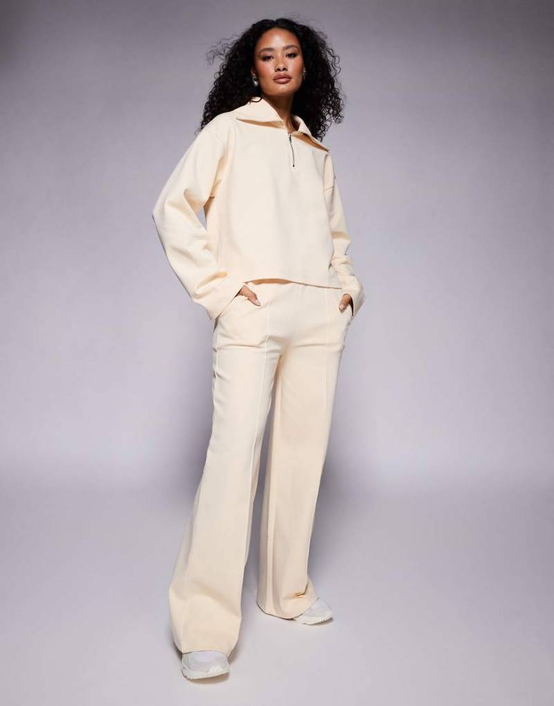 ASOS DESIGN - Hose aus Interlock in Buttermilchgelb mit weitem Bein und Biesen, Kombiteil von ASOS DESIGN