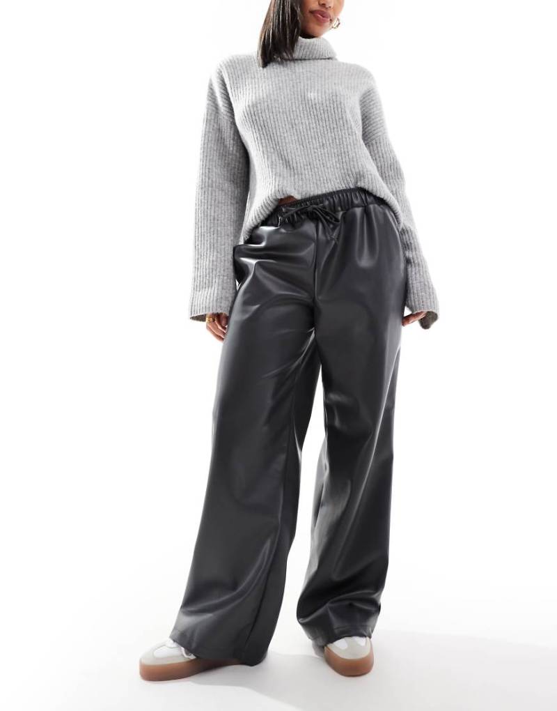 ASOS DESIGN - Hose aus Kunstleder in Anthrazit mit weitem Bein und elastischem Bund-Grau von ASOS DESIGN