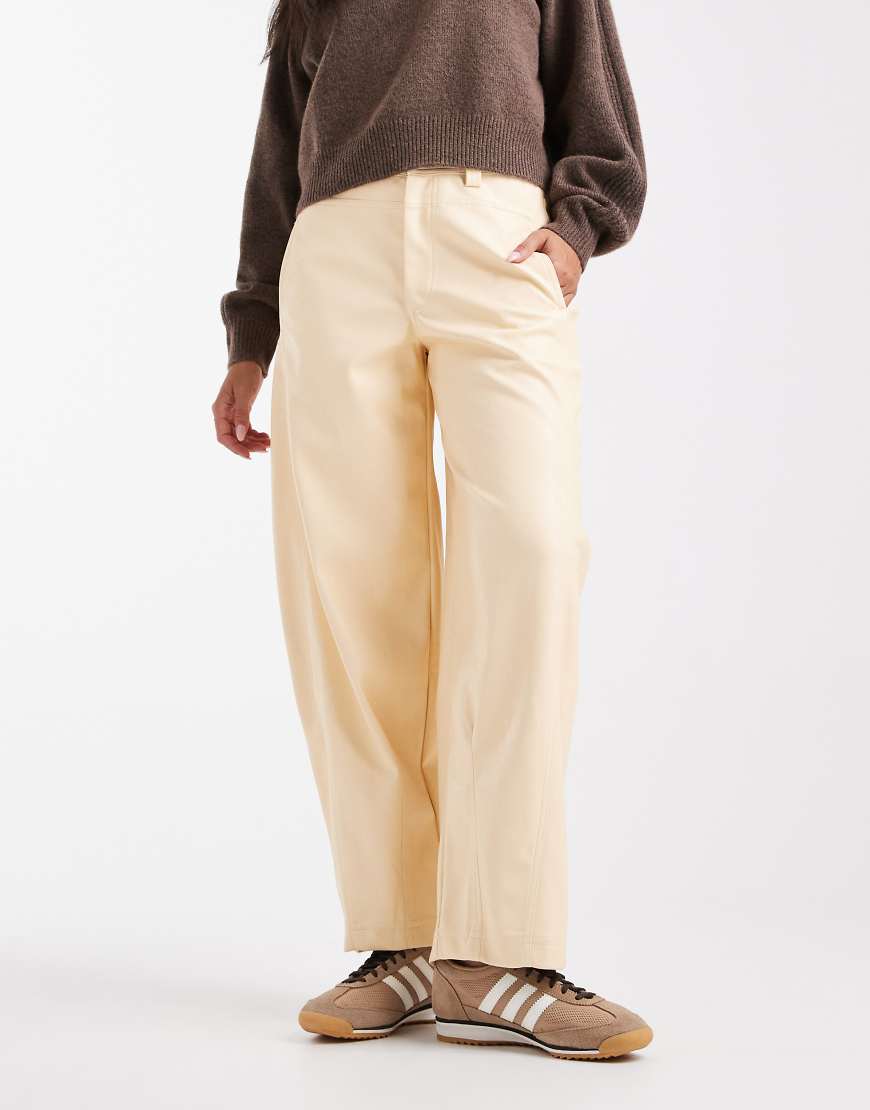 ASOS DESIGN - Hose aus Kunstleder in Buttermilchgelb mit abgerundetem Beinschnitt und Ziernaht-Weiß von ASOS DESIGN
