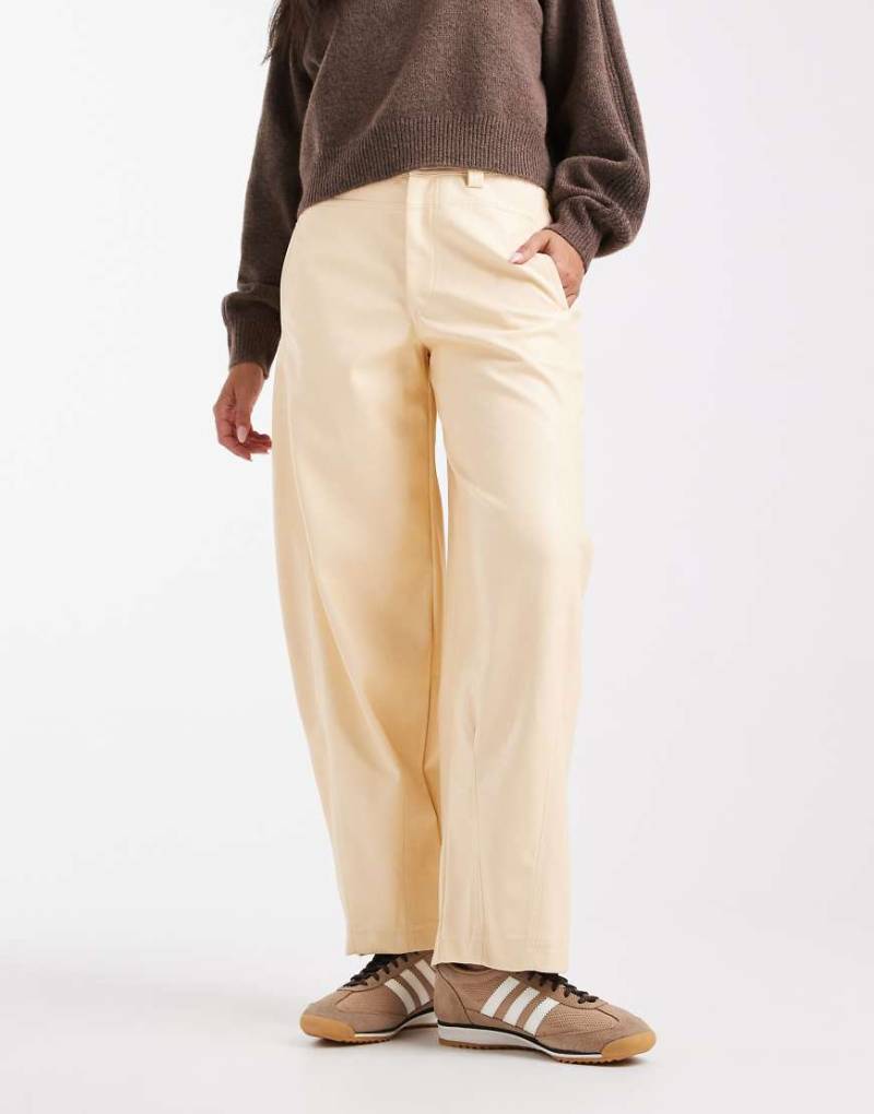 ASOS DESIGN - Hose aus Kunstleder in Buttermilchgelb mit abgerundetem Beinschnitt und Ziernaht-Weiß von ASOS DESIGN