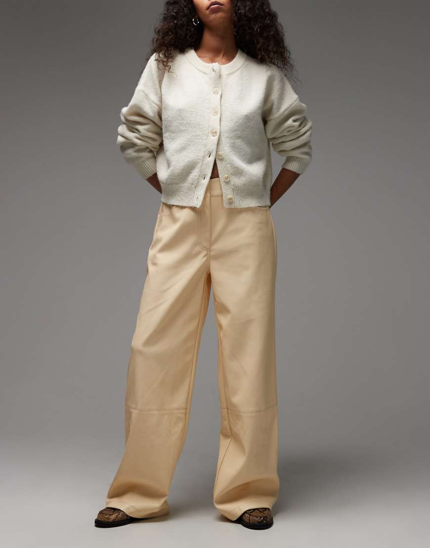 ASOS DESIGN - Hose aus Kunstleder in Buttermilchgelb mit maskulinem Schnitt und niedrigem Bund-Weiß von ASOS DESIGN