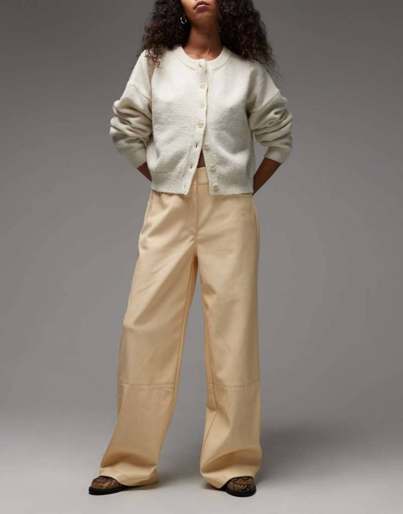 ASOS DESIGN - Hose aus Kunstleder in Buttermilchgelb mit maskulinem Schnitt und niedrigem Bund-Weiß von ASOS DESIGN