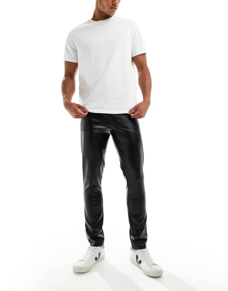 ASOS DESIGN - Hose aus Kunstleder in Schwarz mit engem Schnitt von ASOS DESIGN