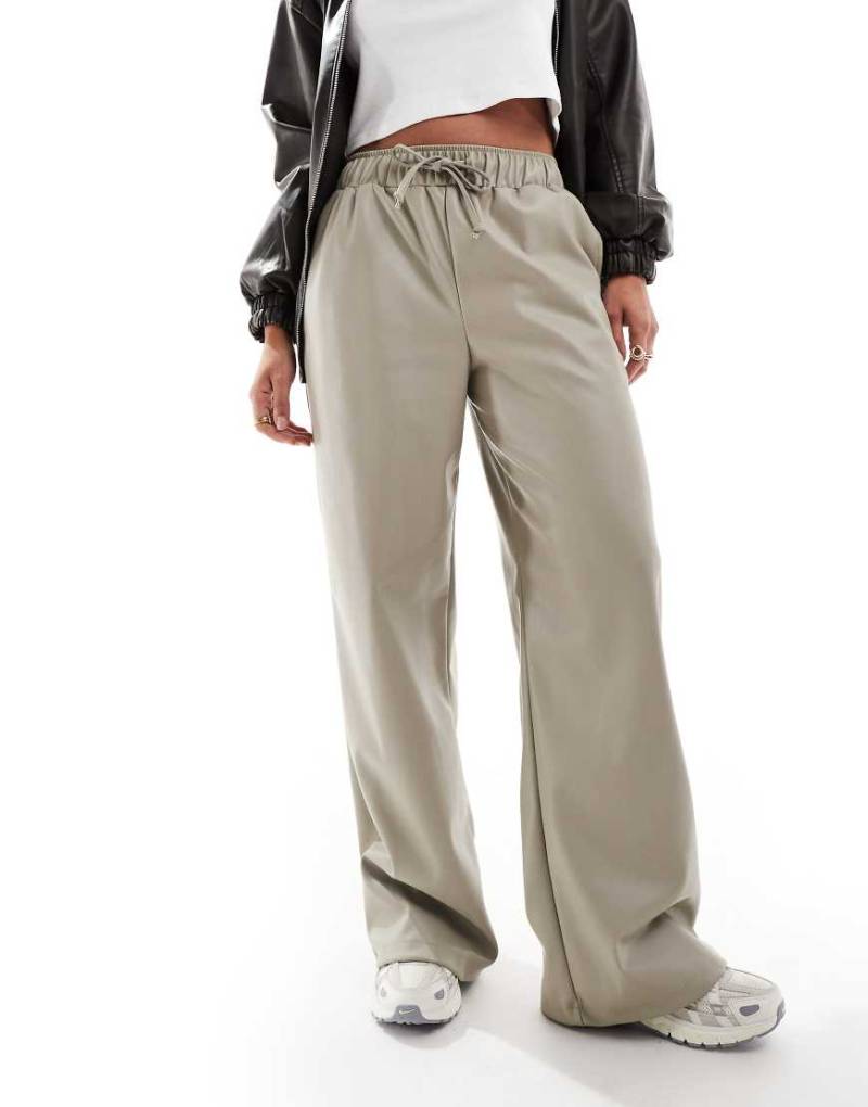 ASOS DESIGN - Hose aus Kunstleder in Stein mit weitem Bein und elastischem Bund-Grün von ASOS DESIGN
