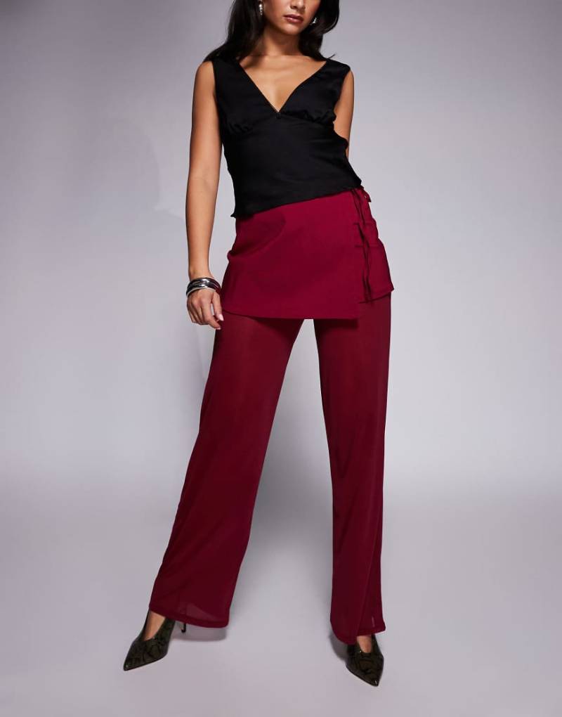 ASOS DESIGN - Hose aus Netzstoff-Mix in Beerenrot mit seitlich gebundenem Overlay-Rock von ASOS DESIGN