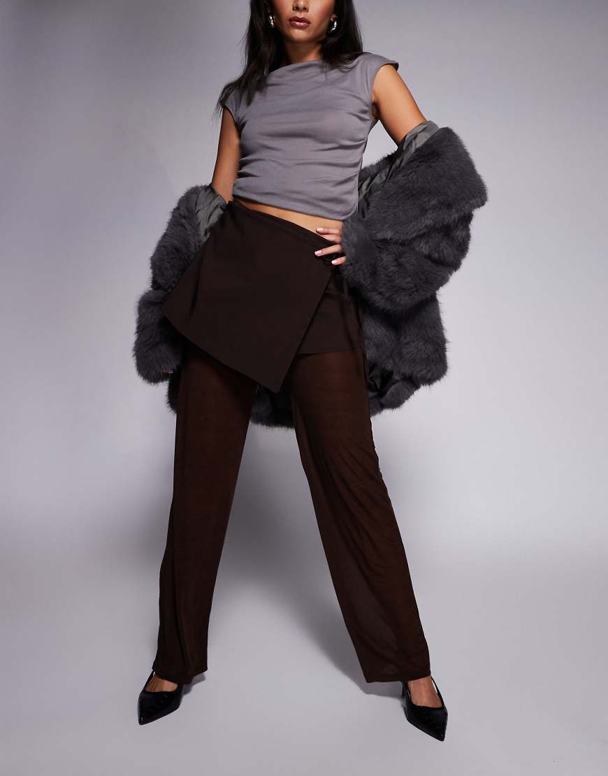 ASOS DESIGN - Hose aus Netzstoff-Mix in Schokobraun mit seitlich gebundenem Overlay-Rock-Brown von ASOS DESIGN