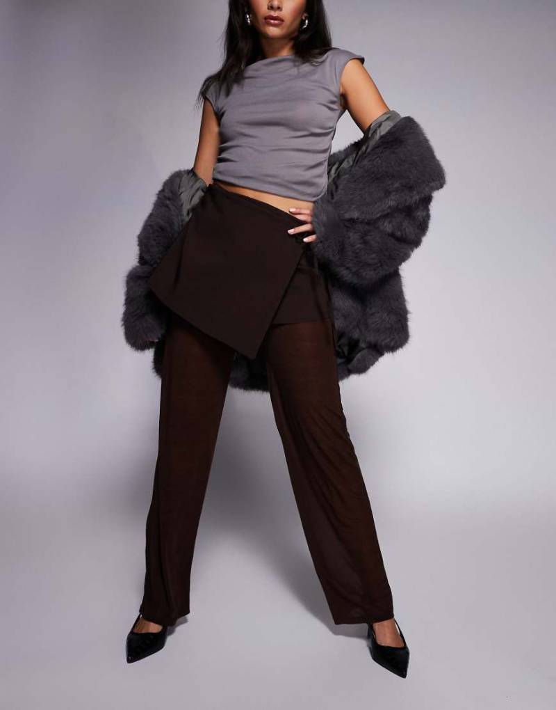 ASOS DESIGN - Hose aus Netzstoff-Mix in Schokobraun mit seitlich gebundenem Overlay-Rock-Brown von ASOS DESIGN