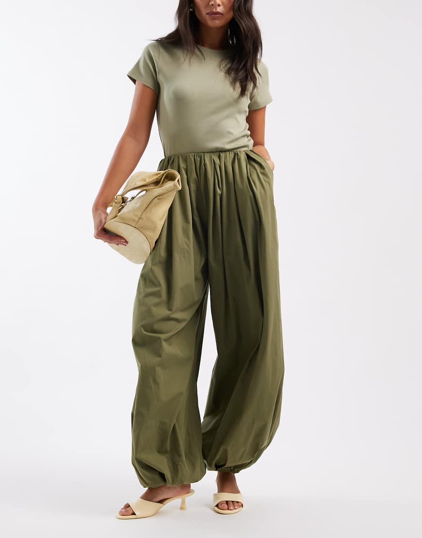 ASOS DESIGN - Hose aus Popeline in Olivgrün mit Ballonsaum ASOS DESIGN - Hose aus Popeline in Olivgrün mit Ballonsaum von ASOS DESIGN