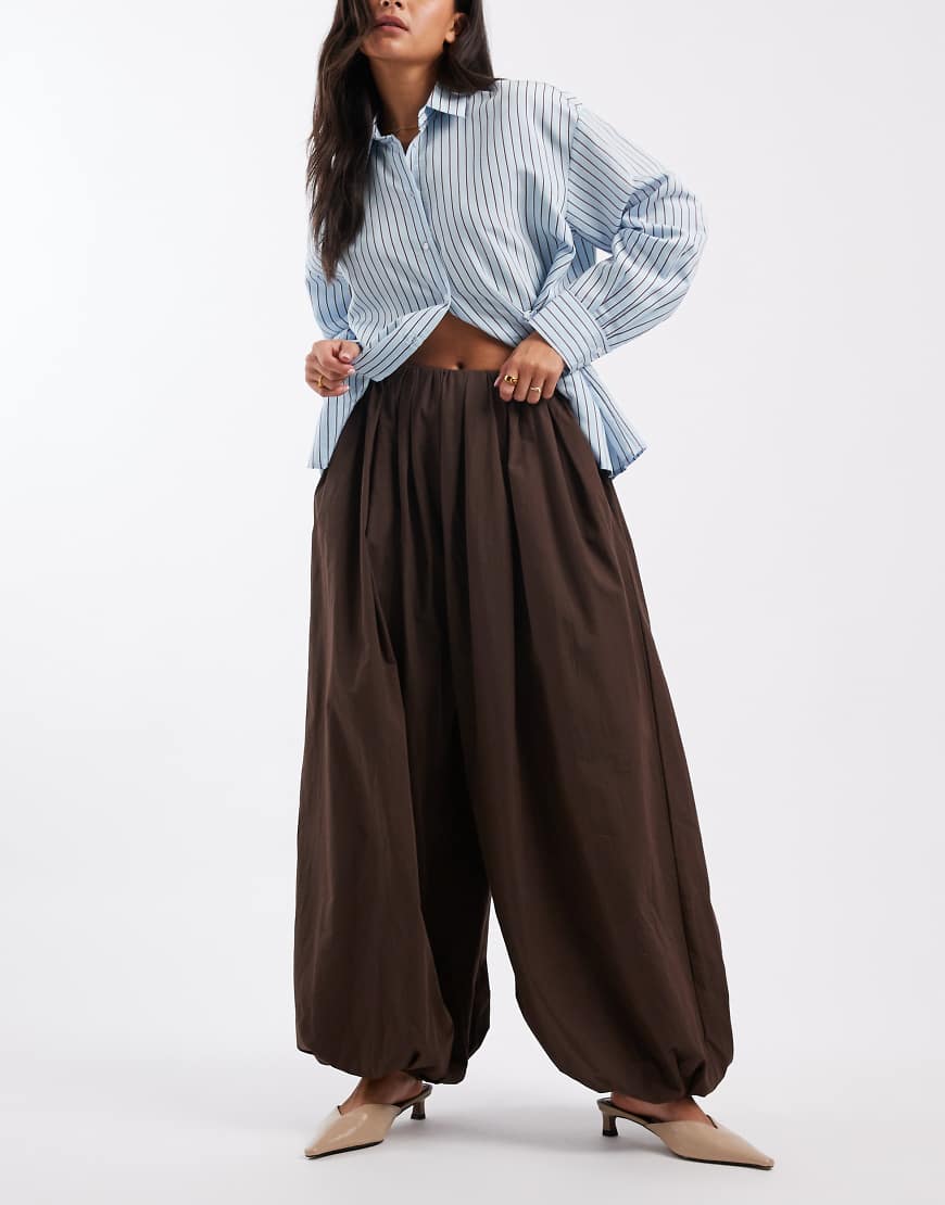 ASOS DESIGN - Hose aus Popeline in Schokobraun mit Ballonsaum-Brown von ASOS DESIGN