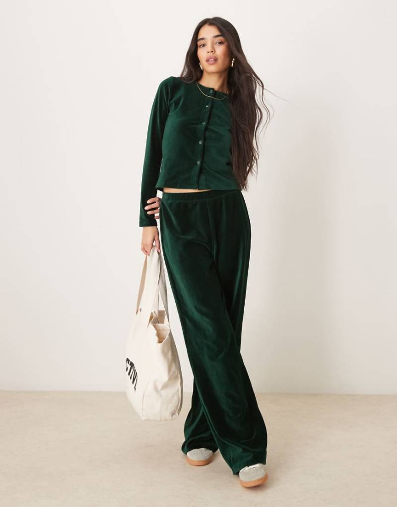 ASOS DESIGN - Hose aus Samtcord in Waldgrün mit weitem Bein, Kombiteil von ASOS DESIGN
