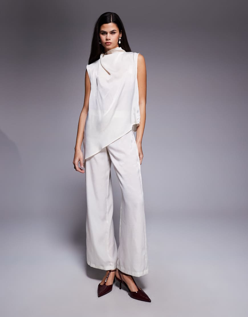 ASOS DESIGN - Hose aus Satin in Creme mit geradem Bein, Kombiteil-Weiß ASOS DESIGN - Hose aus Satin in Creme mit geradem Bein, Kombiteil-Weiß von ASOS DESIGN