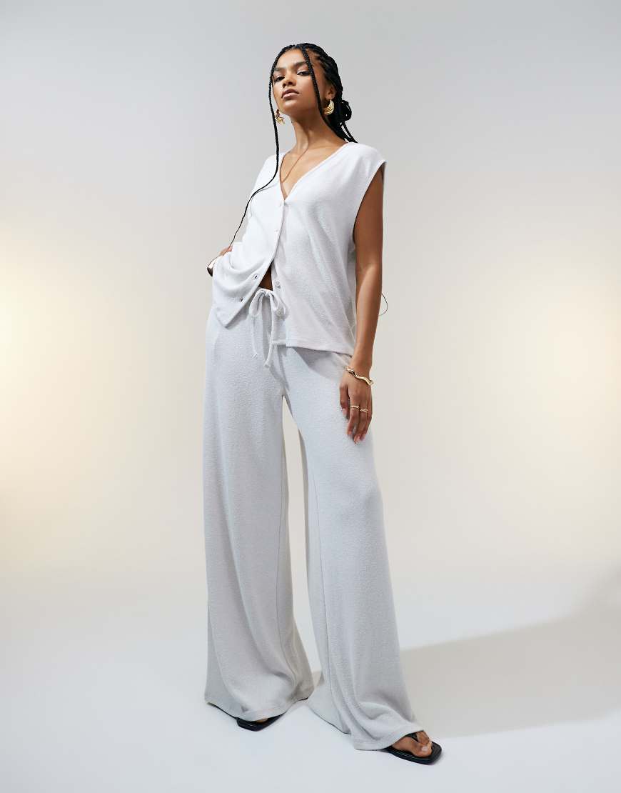 ASOS DESIGN - Hose aus Strukturstrick in Steinbeige mit weitem Bein, Kombiteil-Neutral von ASOS DESIGN