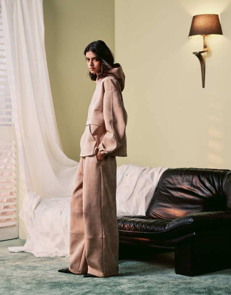 ASOS DESIGN - Hose aus glänzendem, neoprenartigem Material in Beige mit weitem Bein, Kombiteil-Neutral von ASOS DESIGN