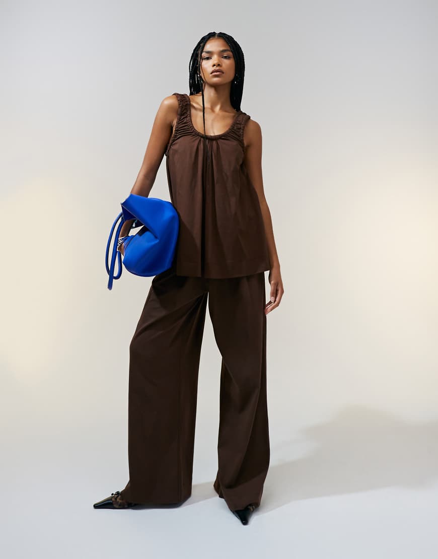ASOS DESIGN - Hose aus schwerem Material in Schokobraun mit Falten vorne und weitem Bein, Kombiteil-Weiß ASOS DESIGN - Hose aus schwerem Material in Schokobraun mit Falten vorne und weitem Bein, Kombiteil-Weiß von ASOS DESIGN