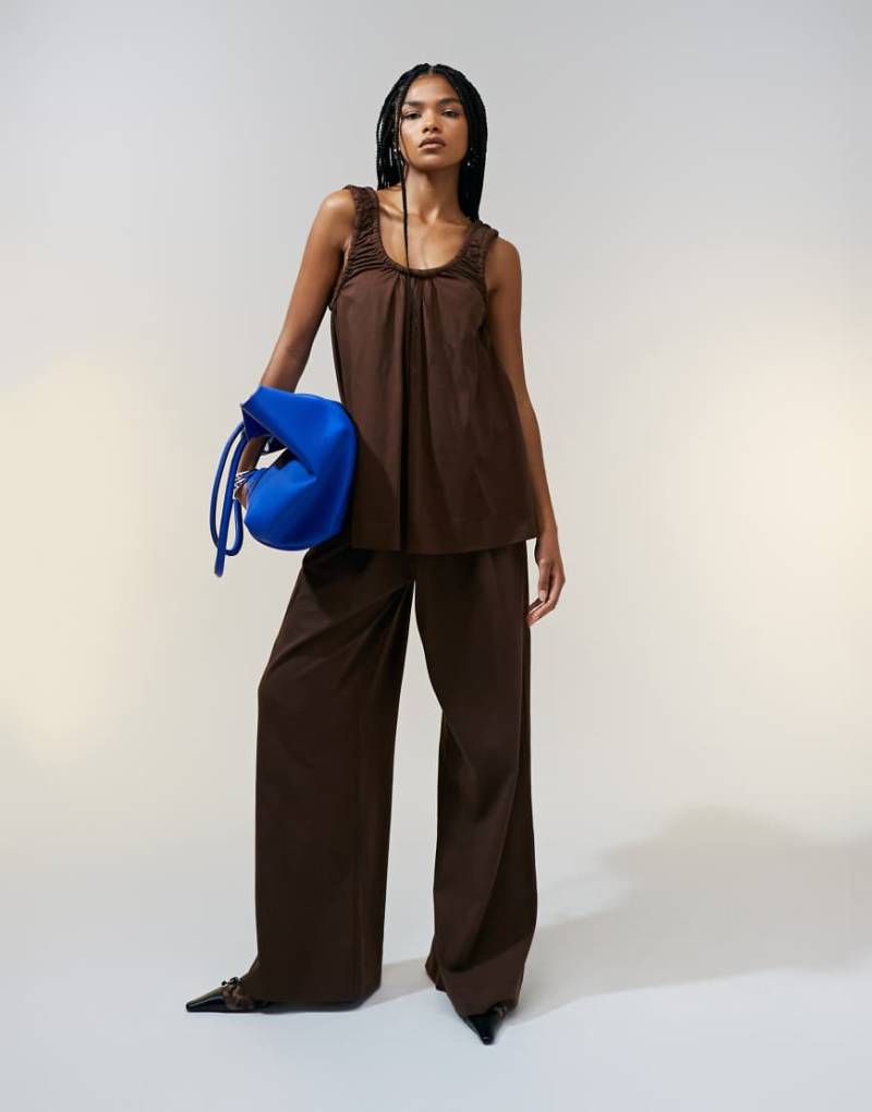 ASOS DESIGN - Hose aus schwerem Material in Schokobraun mit Falten vorne und weitem Bein, Kombiteil-Weiß von ASOS DESIGN