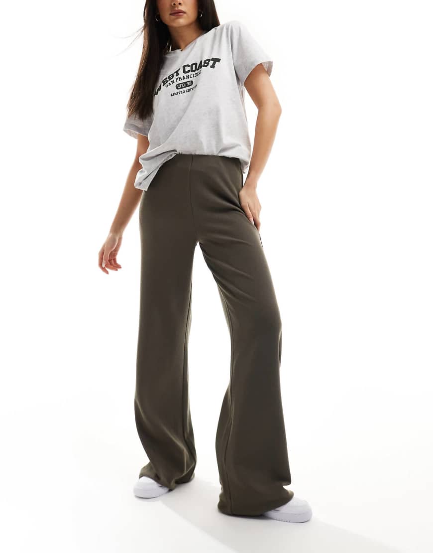 ASOS DESIGN - Hose aus schwerem Rippstoff mit weitem Schnitt in Grau ASOS DESIGN - Hose aus schwerem Rippstoff mit weitem Schnitt in Grau von ASOS DESIGN