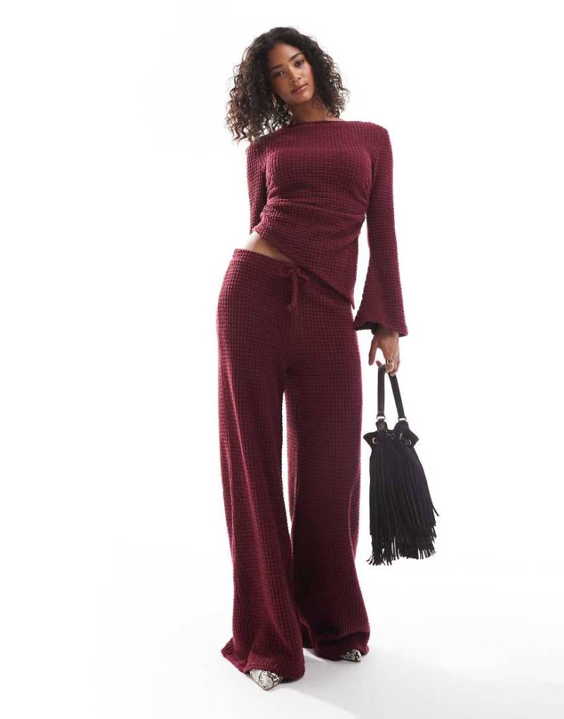 ASOS DESIGN - Hose aus superweichem Stoff in Burgunderrot mit Blasenstruktur und weitem Bein, Kombiteil von ASOS DESIGN