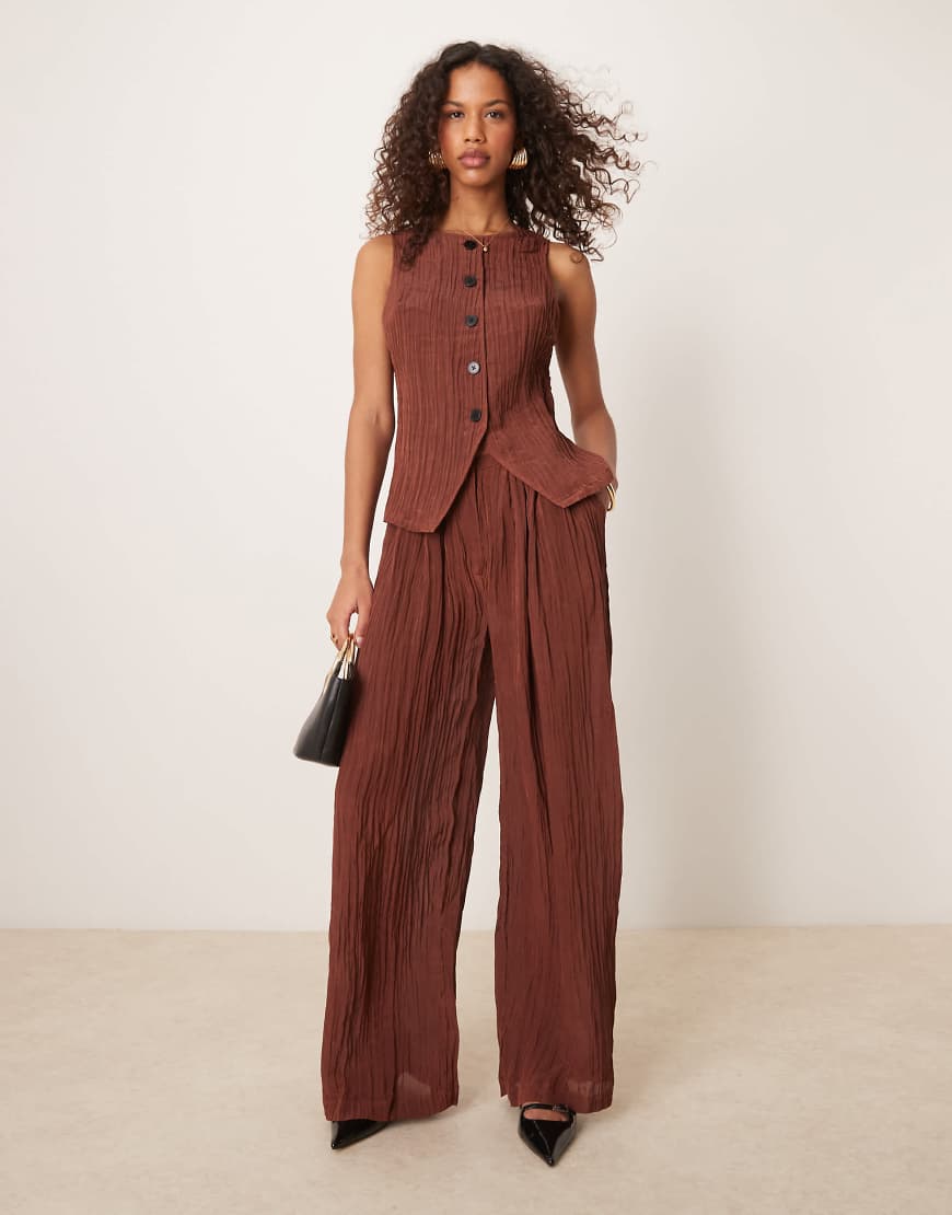 ASOS DESIGN - Satin-Hose in transparentem Schokoladenbraun mit Knitterstruktur und weitem Bein, Kombiteil von ASOS DESIGN