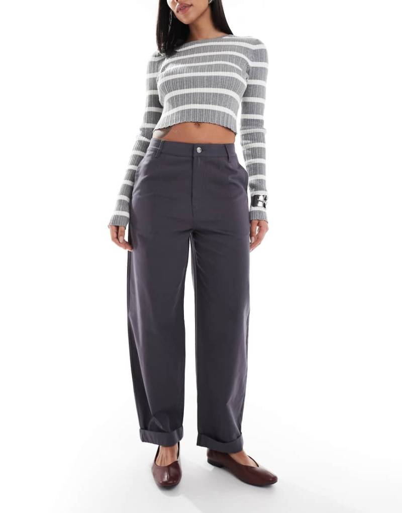 ASOS DESIGN - Hose in Anthrazit mit schmal zulaufendem Beinschnitt und umgeschlagenem Saum-Grau von ASOS DESIGN