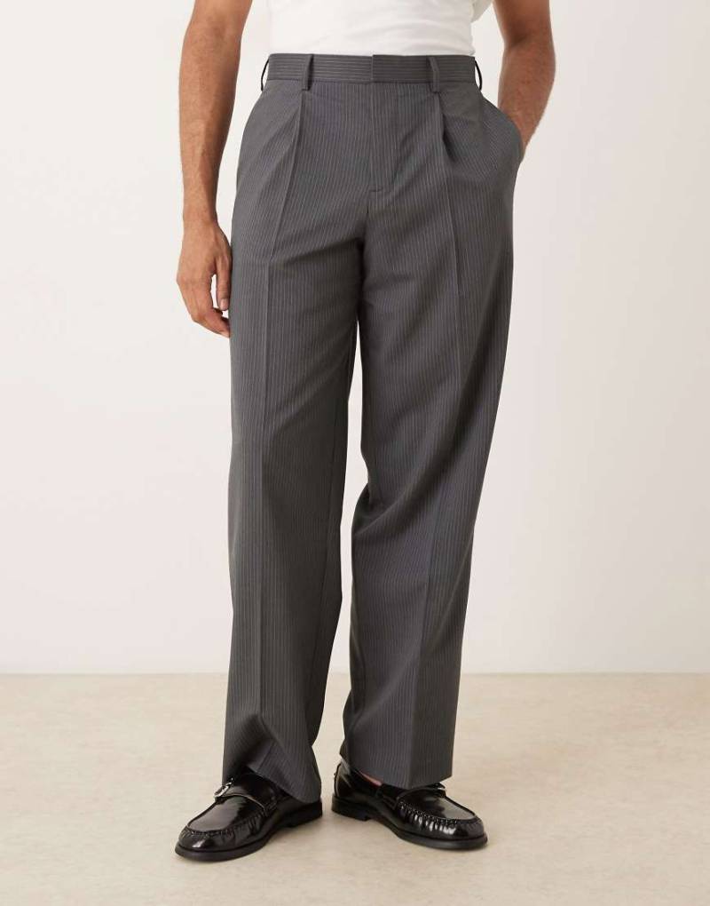 ASOS DESIGN - Hose in Anthrazit mit weitem Bein und Nadelstreifen-Grau ASOS DESIGN - Hose in Anthrazit mit weitem Bein und Nadelstreifen-Grau von ASOS DESIGN