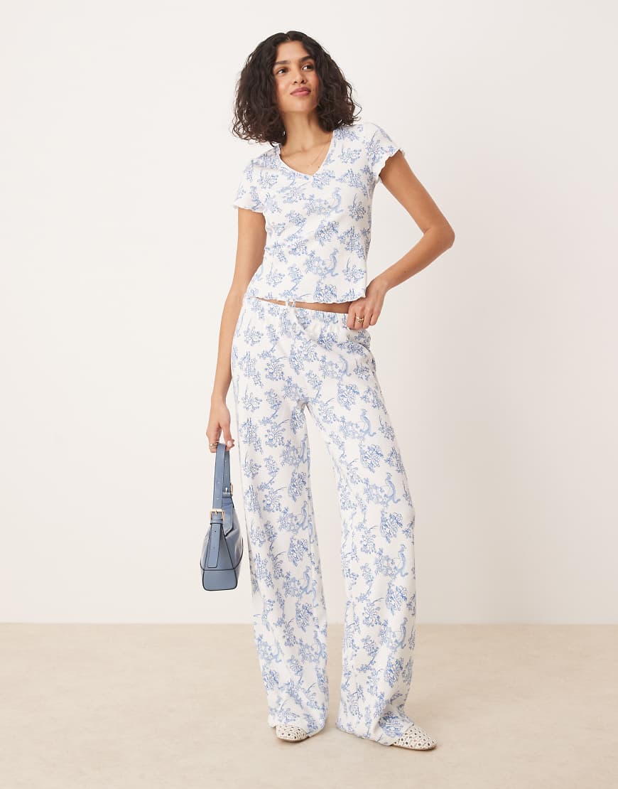 ASOS DESIGN - Hose in Blau mit Blumenmuster und Waffelstruktur, Kombiteil-Bunt ASOS DESIGN - Hose in Blau mit Blumenmuster und Waffelstruktur, Kombiteil-Bunt von ASOS DESIGN