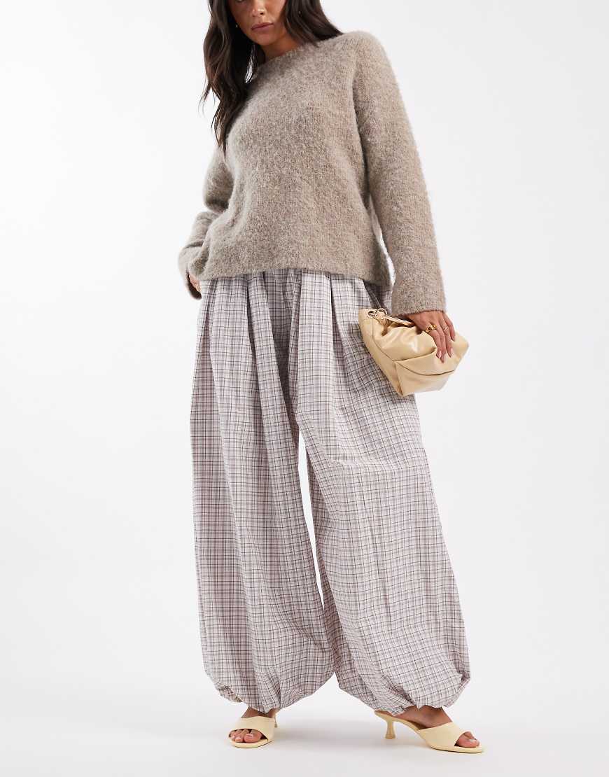 ASOS DESIGN - Karierte Ballonhose aus Baumwolle in Braun-Bunt von ASOS DESIGN