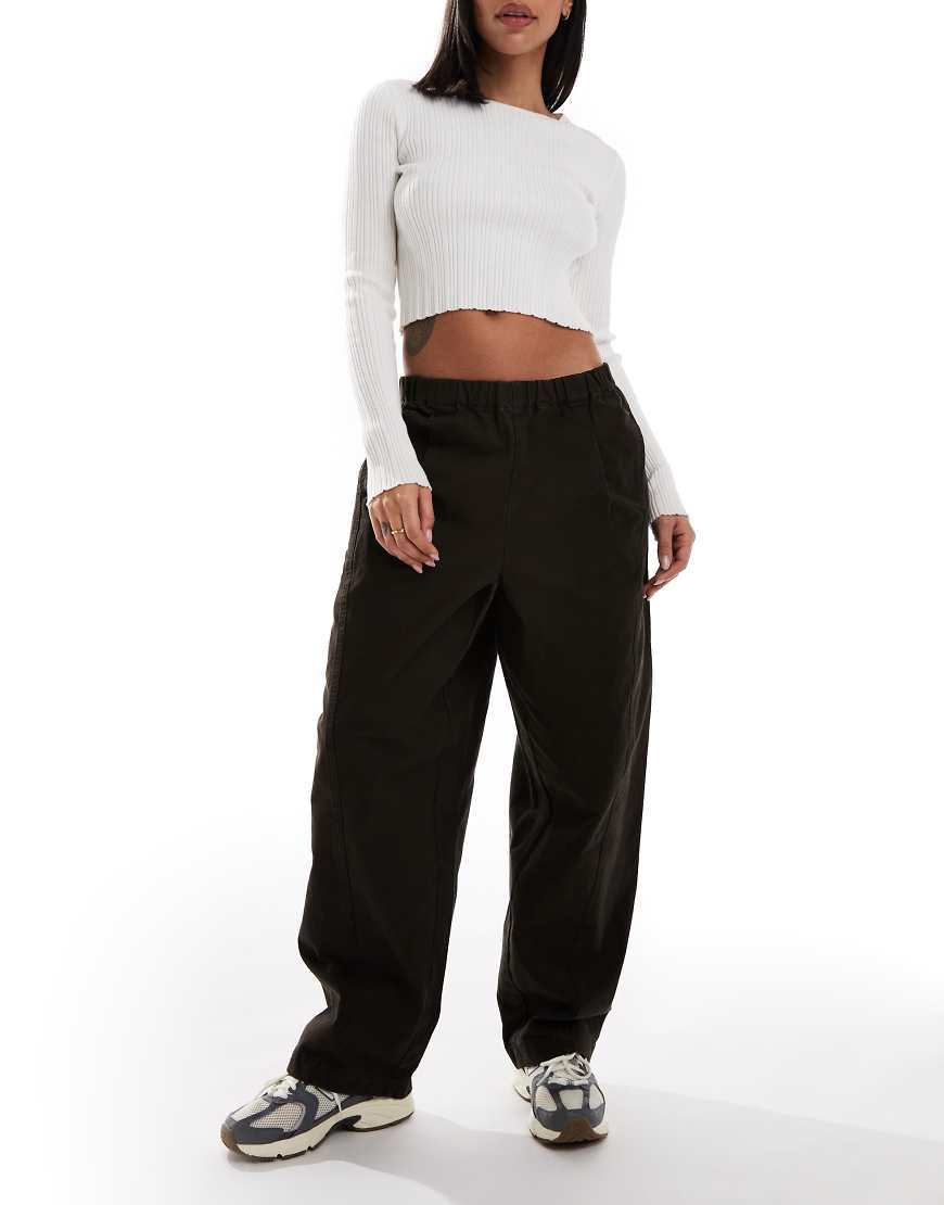 ASOS DESIGN - Hose in Braun mit abgerundetem Schnitt ASOS DESIGN - Hose in Braun mit abgerundetem Schnitt von ASOS DESIGN