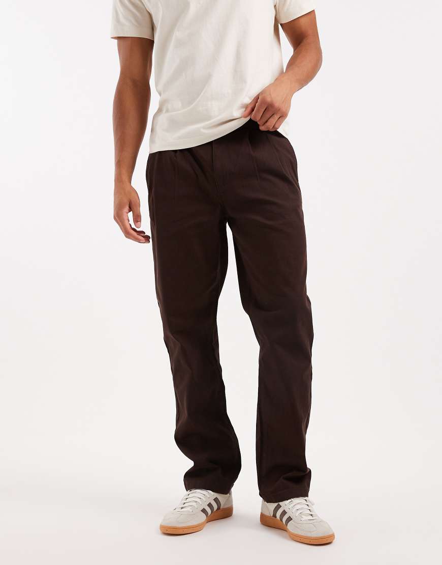 ASOS DESIGN - Hose in Braun mit geradem Schnitt, Bundfalten und seitlichen Abnähern-Brown von ASOS DESIGN