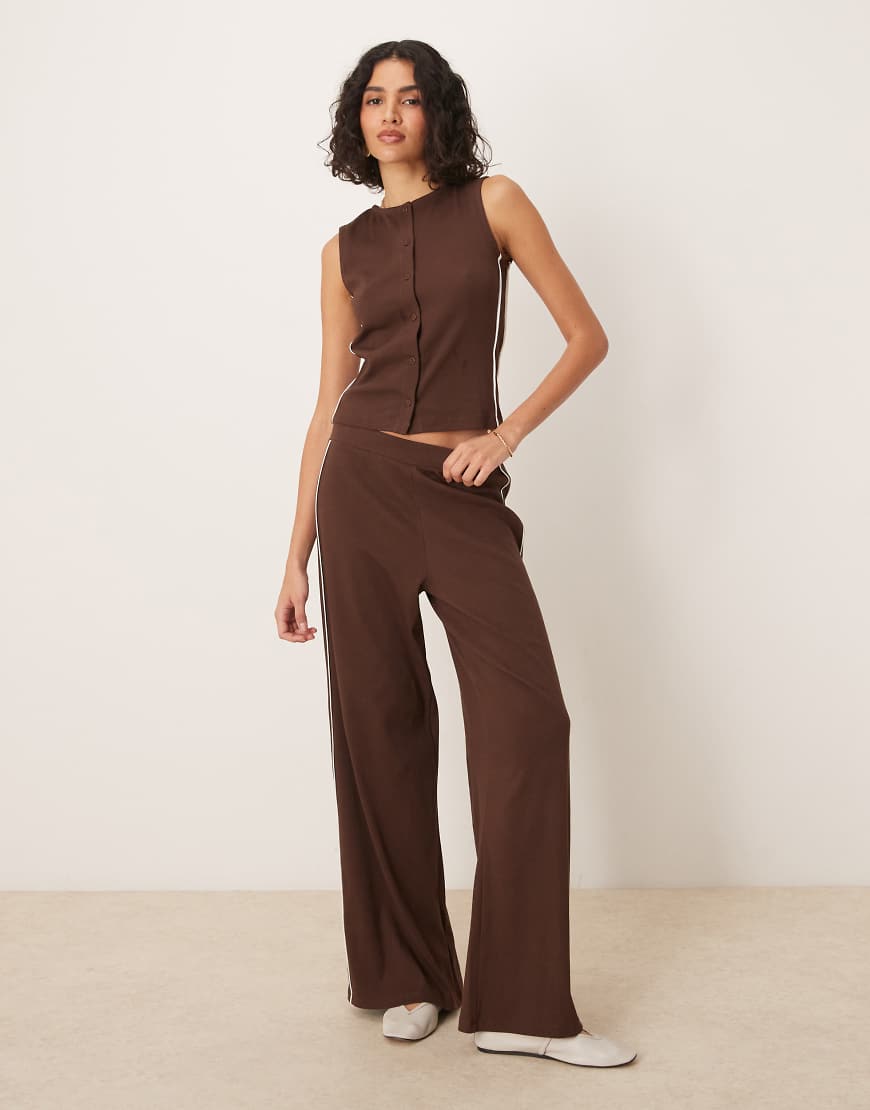 ASOS DESIGN - Hose in Braun mit sehr weitem Bein und farblich abgesetzter Paspelierung, Kombiteil ASOS DESIGN - Hose in Braun mit sehr weitem Bein und farblich abgesetzter Paspelierung, Kombiteil von ASOS DESIGN