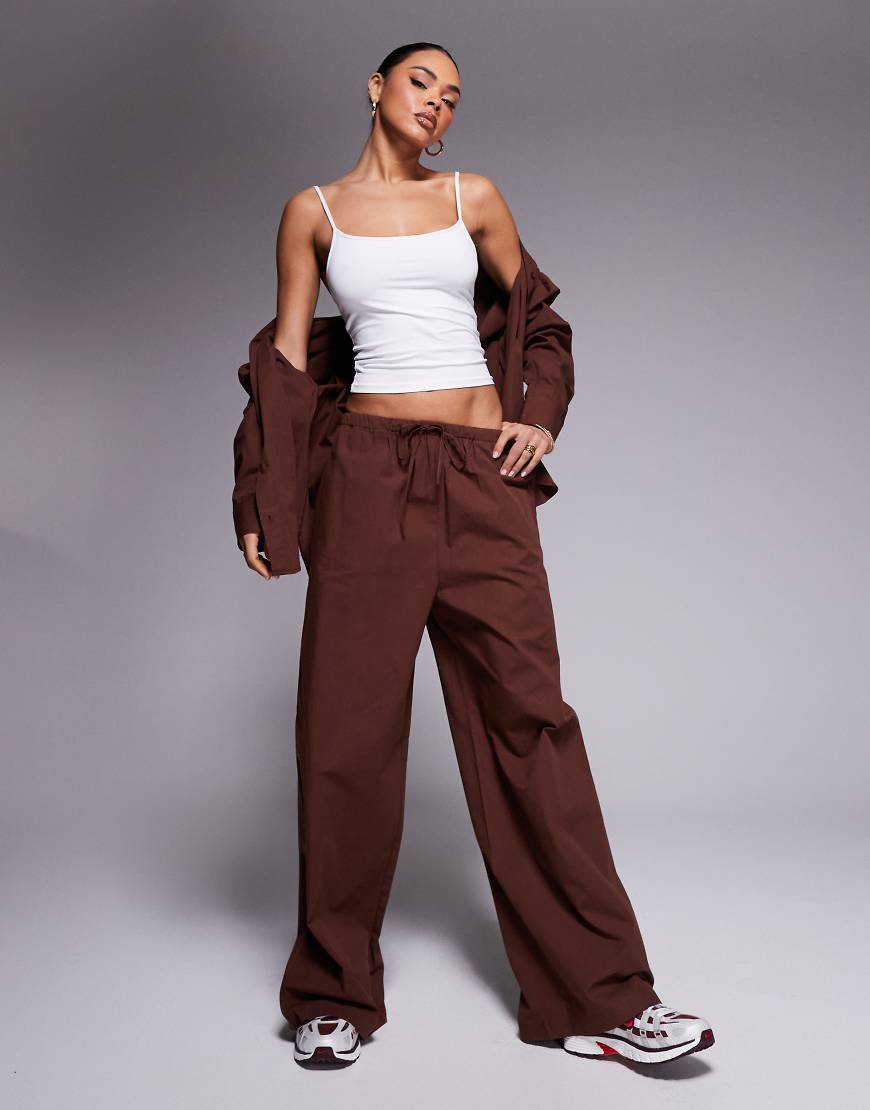 ASOS DESIGN - Hose in Braun mit weitem Bein, Kombiteil ASOS DESIGN - Hose in Braun mit weitem Bein, Kombiteil von ASOS DESIGN