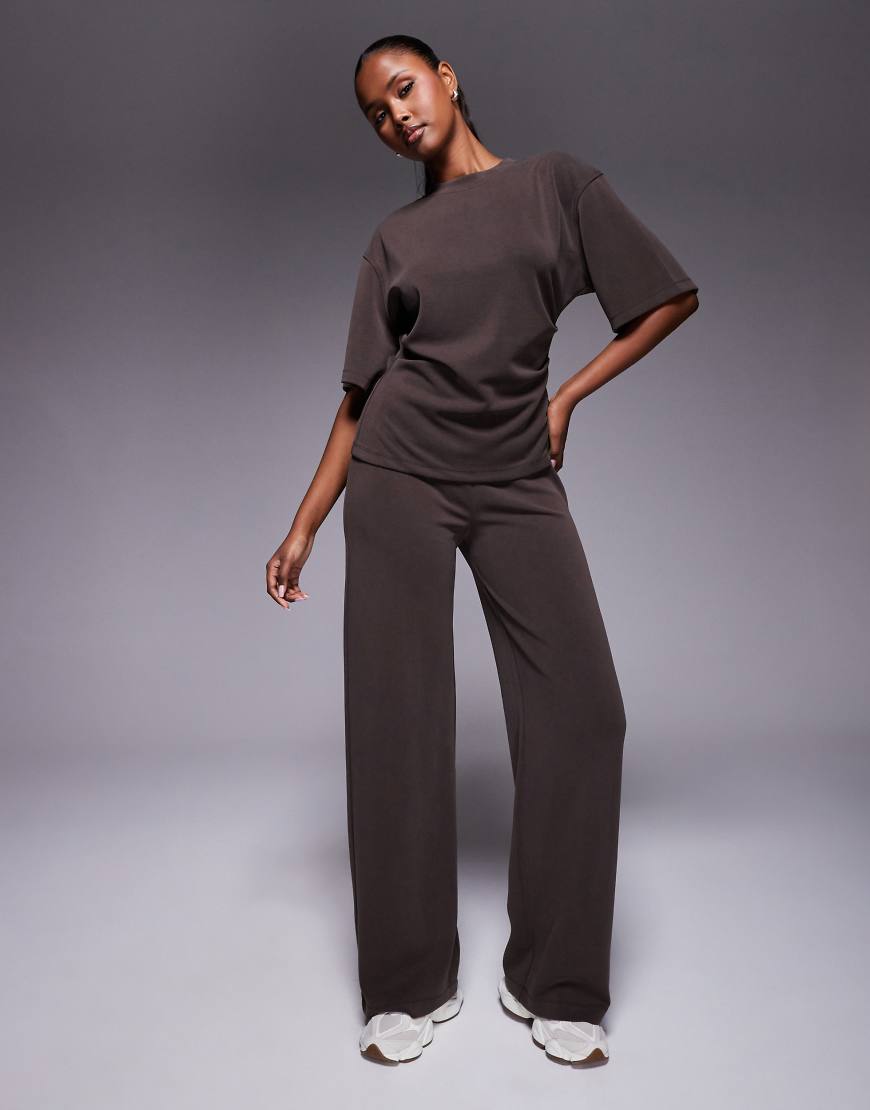 ASOS DESIGN - Hose in Braun mit weitem Bein, Kombiteil ASOS DESIGN - Hose in Braun mit weitem Bein, Kombiteil von ASOS DESIGN