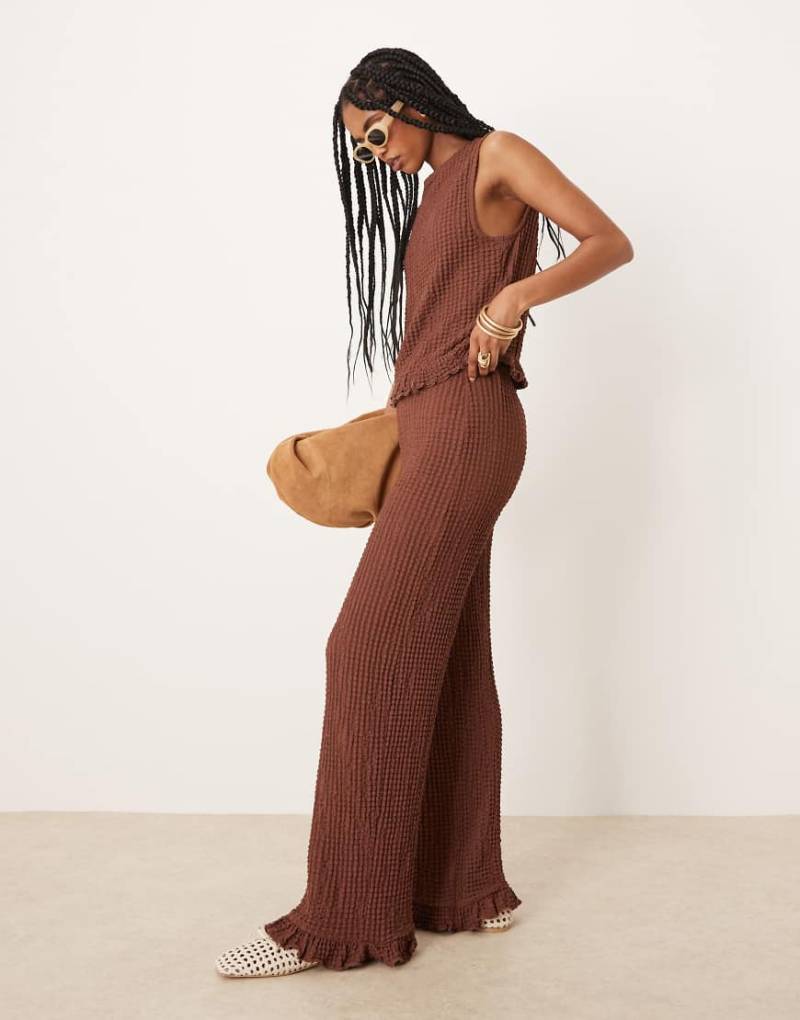 ASOS DESIGN - Hose in Braun mit weitem Bein, Rüschensaum und Strukturmuster, Kombiteil von ASOS DESIGN