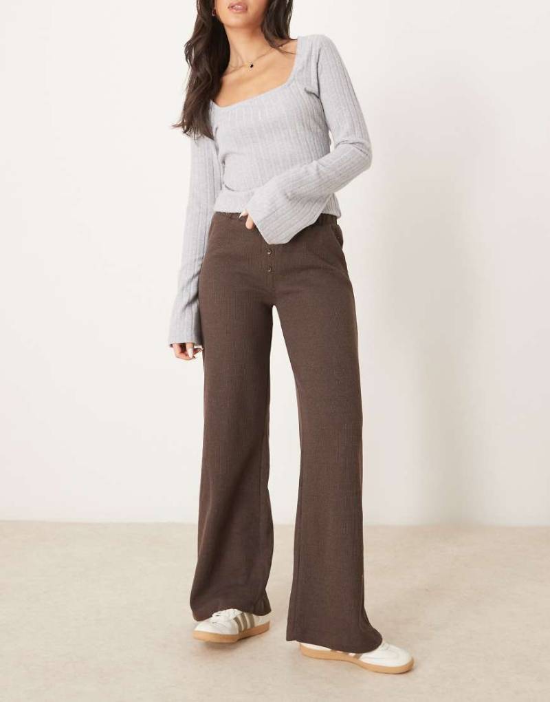 ASOS DESIGN - Hose in Braun mit weitem Bein, Waffelstruktur und Boxershorts-Detail von ASOS DESIGN