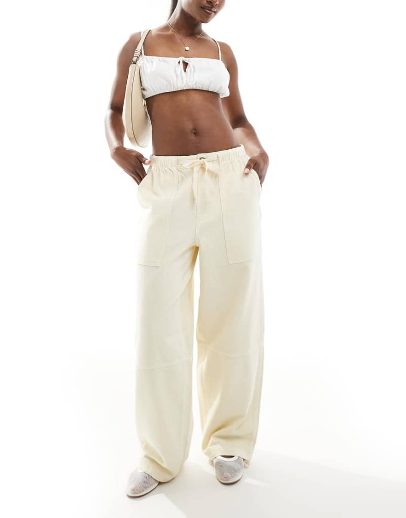 ASOS DESIGN - Hose in Buttermilchgelb mit Taschennaht und elastischem Bund-Bunt von ASOS DESIGN