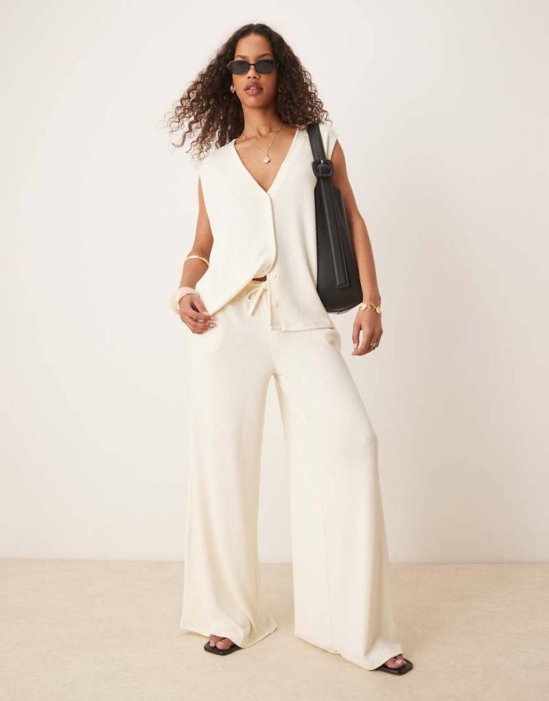ASOS DESIGN - Hose in Creme aus strukturiertem Strick mit weitem Bein-Weiß ASOS DESIGN - Hose in Creme aus strukturiertem Strick mit weitem Bein-Weiß von ASOS DESIGN